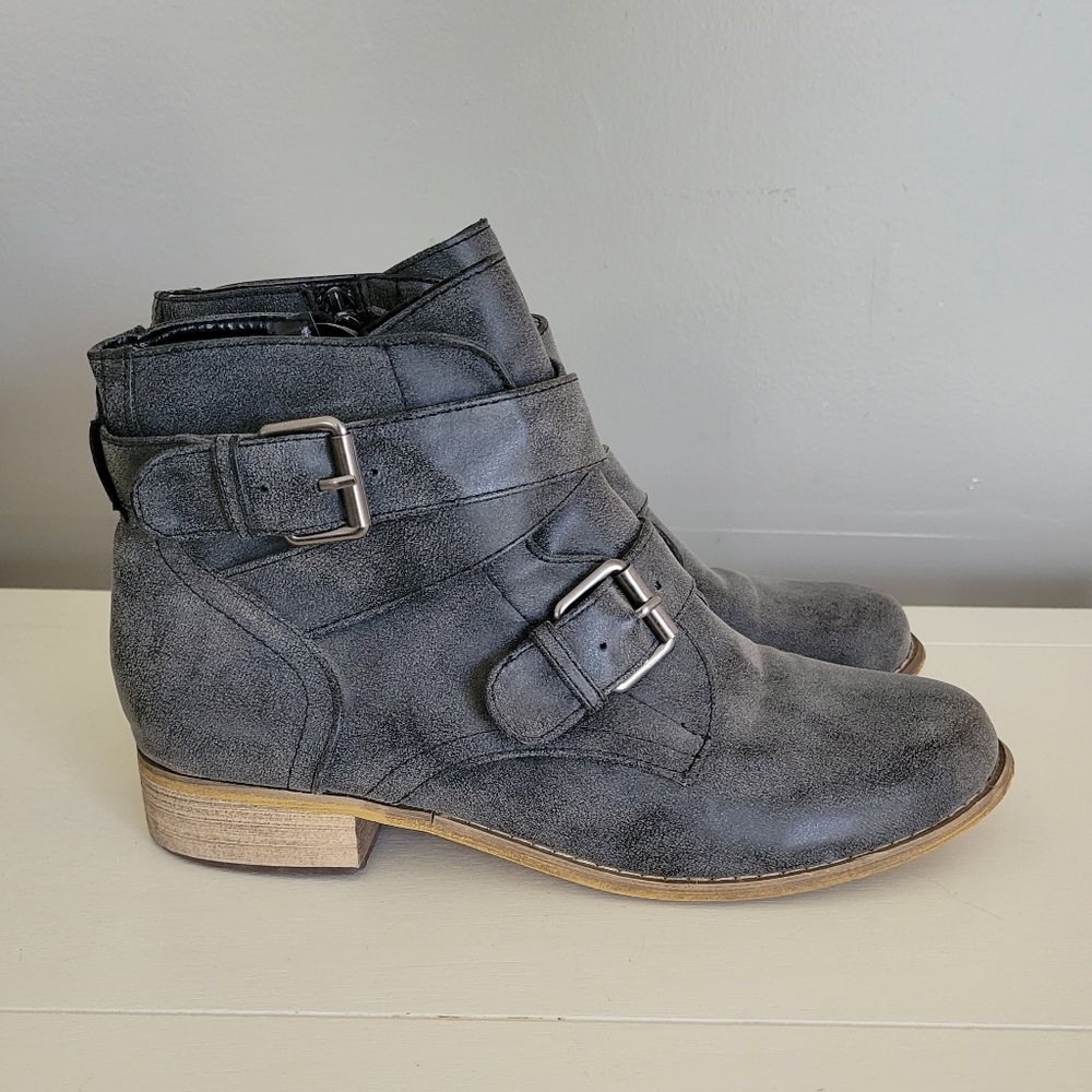 AXNY gray boots